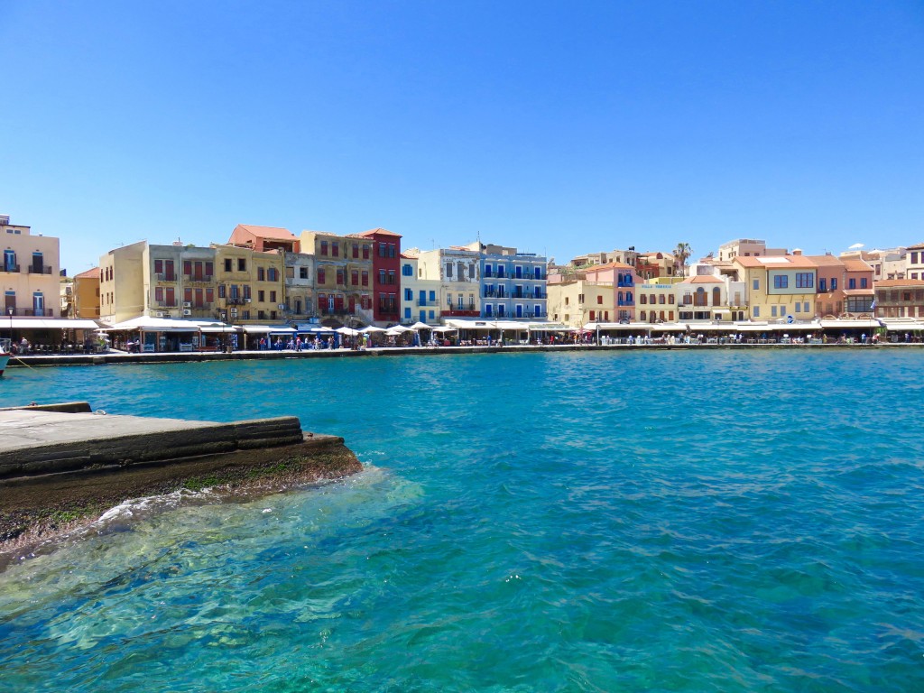 Il blu del mare, tra i palazzi veneziani, del vecchio porto di Chania