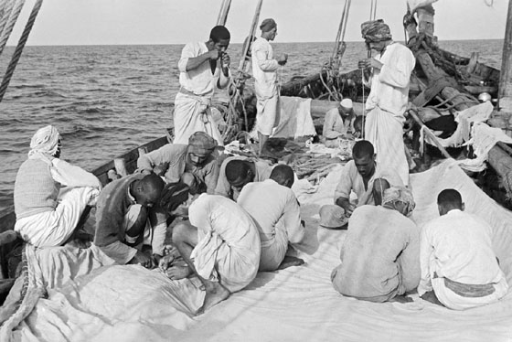 ciurma che ripara una vela a prua, foto di Alan Villiers, fonte: Wikimedia Commons