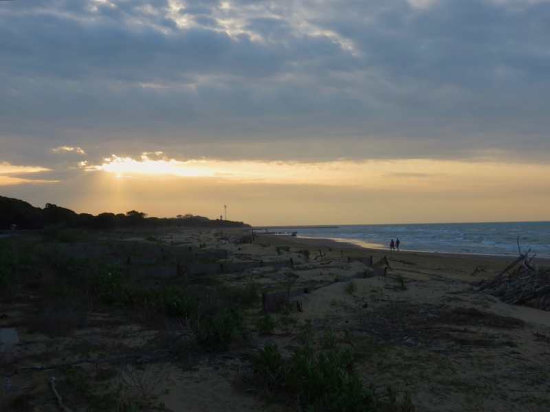 https://www.lucavivan.com/wp-content/uploads/2018/05/insolita-Bibione-Bibione-Veneto-Venezia-slow-tourism-Alto-Adriatico-lido-dei-pini-Bibione-faro-Bibione-morning-walking.jpg