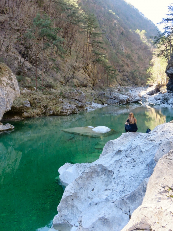 pozze smeraldine, fiume Meduna, Tramonti di Sopra, ragazza che guarda le pozze semeraldine