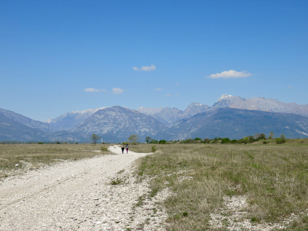 Magredi, Vivaro, steppa Friuli Venezia Giulia, due persone che camminano