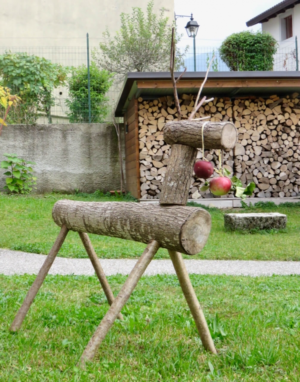  cervo di legno con due mele, mostra mele antiche di Andreis