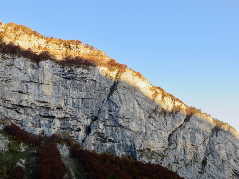 montagna illuminata dal tramonto da Casera Mela, Erto