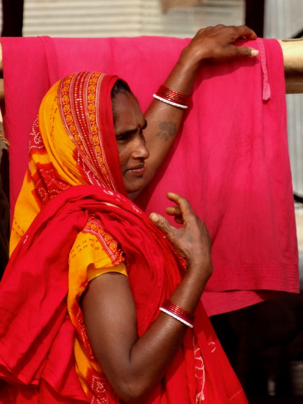 Marco Perini, Darśan, donna indiana con sari rosso