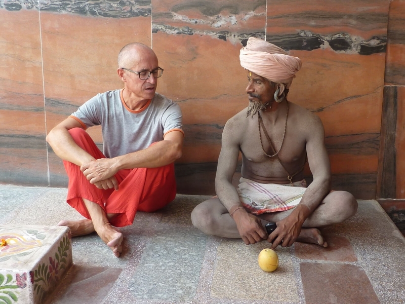 Marco Perini, Darśan, l'autore in conversazione con un sadhu