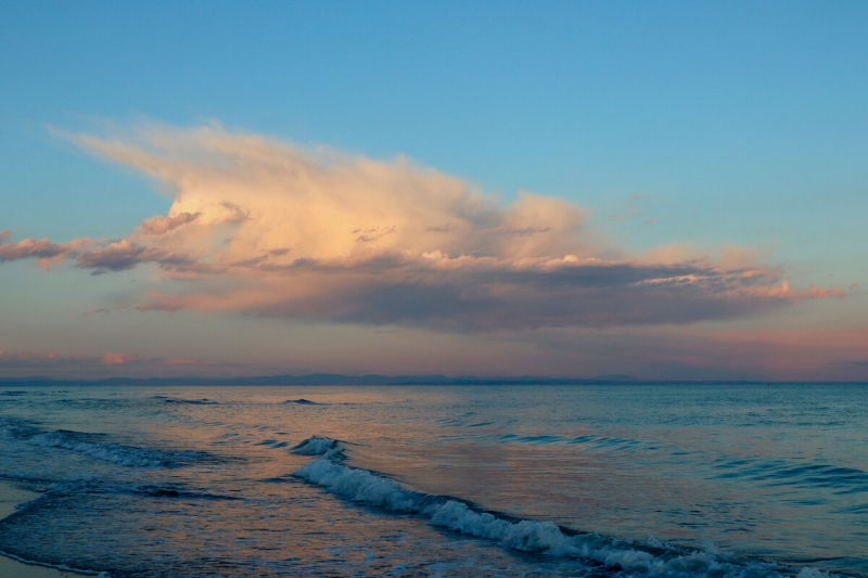 là dove nasce il mare, romanzo luca vivan, vista spiagga di bibione al tramonto